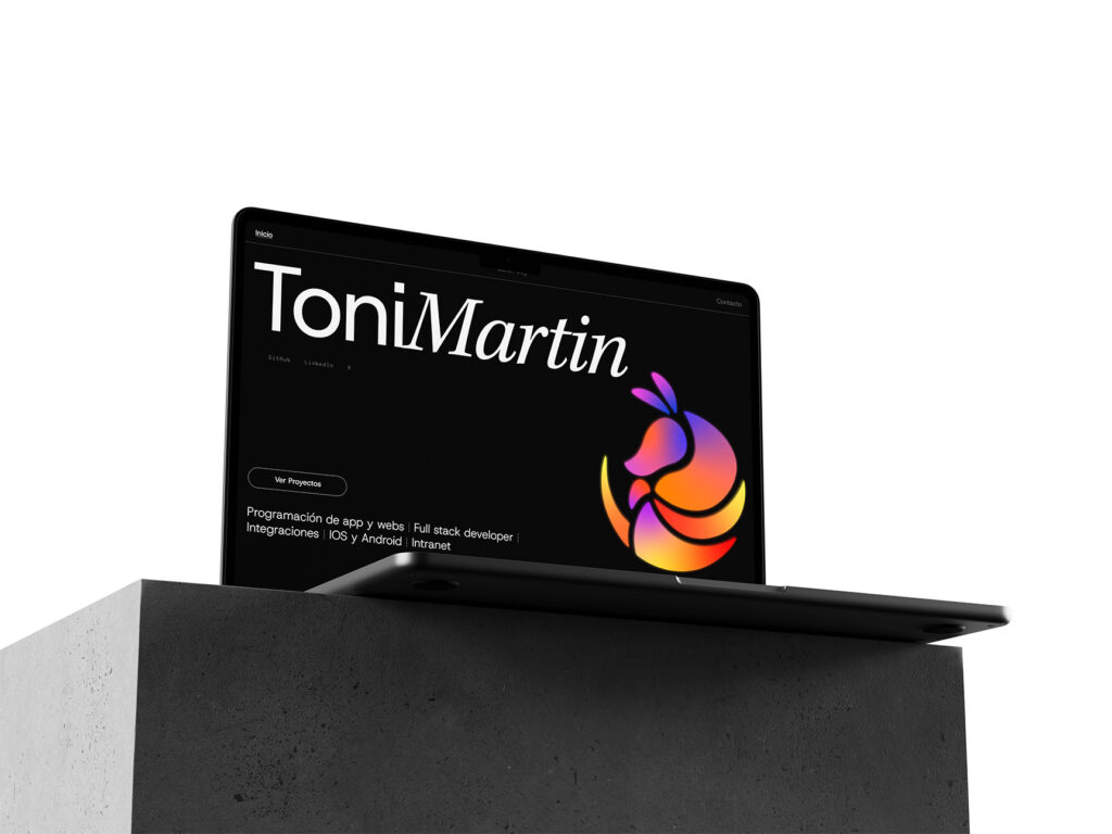Mockup de portátil mostrando la portada del portafolio web y el logotipo del armadillo, parte del diseño de identidad visual