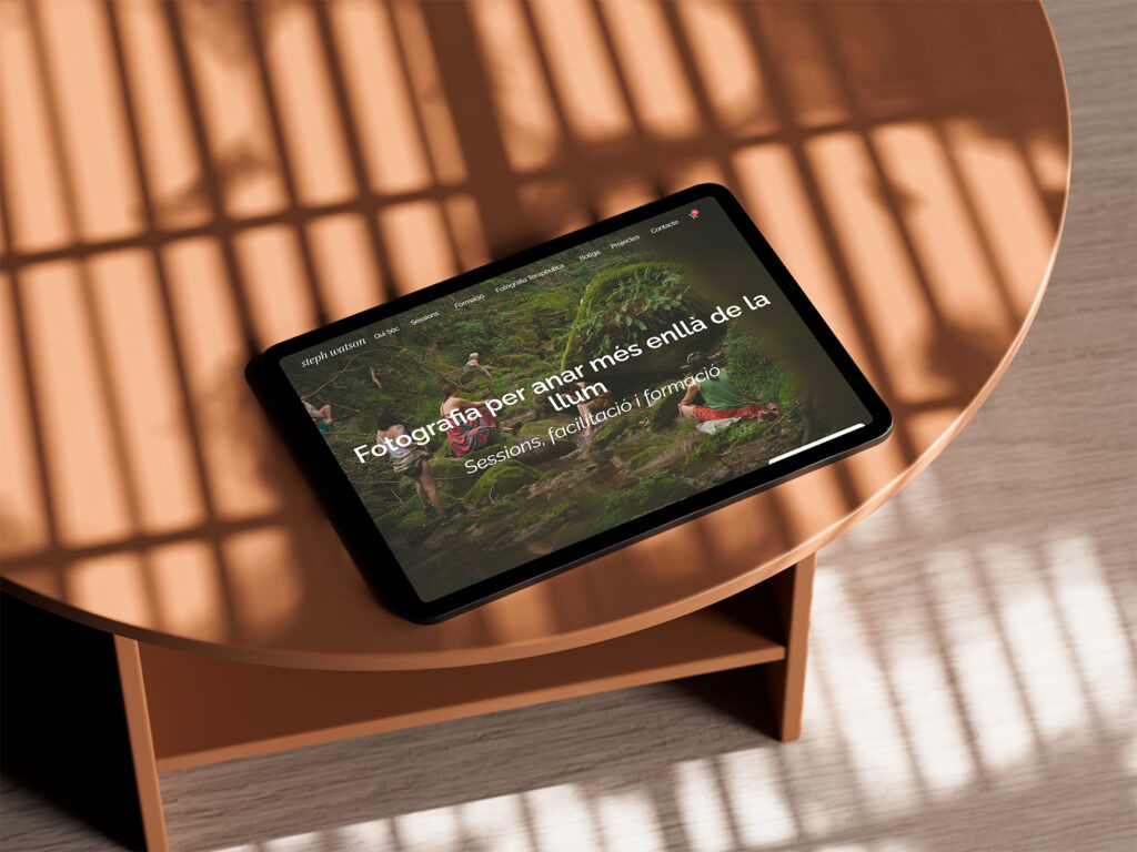 Vista en tablet del sitio web de fotografía y tienda online autogestionable en WordPress