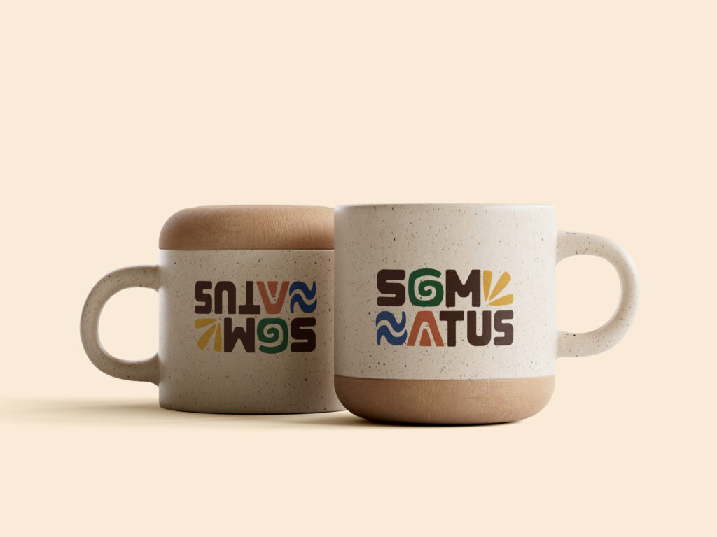 Tazas con el logotipo alternativo de Som Natus y colores corporativos